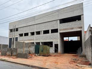 GALP&Atilde;O INDUSTRIAL NO &Eacute;DEN

LOCALIZA&Ccedil;&Atilde;O: Via&nbsp;Luiz Carlos Guerra&nbsp;&nbsp;- Jardim Azal&eacute;as - &Eacute;den

&Aacute;REA:&nbsp;Terreno: 506,10&nbsp;m&sup2; ;&Aacute;rea Constru&iacute;da: 348,47 m&sup2; &nbsp;

OBSERVA&Ccedil;&Otilde;ES: &nbsp; GALP&Atilde;O: - Com &aacute;rea industrial de aproximadamente 224 m&sup2;; P&eacute; direito:&nbsp;6 metros. &nbsp;ESCRIT&Oacute;RIOS: Piso Superior:&nbsp;Escrit&oacute;rio de 30,07&nbsp;m&sup2;, banheiro, mais uma &aacute;rea de 30,20&nbsp;m&sup2; com p&eacute; direito baixo para uso como arquivo morto ou escrit&oacute;rio; Piso Inferior:&nbsp;Recep&ccedil;&atilde;o com 30,57 m&sup2;, com 2&nbsp;banheiros (masculino e feminino)&nbsp;com acesso para cadeirantes. &Aacute;gua e esgoto fornecimento e manuten&ccedil;&atilde;o pelo SAAE. &nbsp;

VALOR DE LOCA&Ccedil;&Atilde;O:&nbsp;R$ 9.500,00

VALOR DO IPTU MENSAL:&nbsp;

VALOR DO SEGURO MENSAL (ESTIMADO):&nbsp; &nbsp;0

Pot&ecirc;ncia el&eacute;trica: 75KVA

Para agendar uma visita entre em contato por e-mail ou no n&uacute;mero

Fones: (15) 3321-0791 ou (15) 9 9782-0799

Email &ndash; adm@gmfltda.com.br.

Mais info: www.gmfltda.com.br
