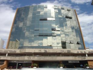 EDIFÍCIO MANHATTAN – SALA 31.

LOCALIDADE DO IMÓVEL: Avenida Antônio Carlos Cômitre, 650 – Parque Campolim - SOROCABA/SP - CEP: 18047-620.

Sala de 43,46m² com ar-condicionado, possibilidade de montagem de divisórias para uma pequena recepção e duas salas. Possui 2 vagas de garagem, dois banheiros e pequena copa . Edifício com alarme e sistema de segurança com câmeras e monitoramento externo. Elevadores Atlas. 

VALOR DO ALUGUEL:               R$ 1.600,00 / mês.

IPTU ANUAL DA SALA (2023):  R$ 511,90 - 10 parcelas de R$ 51,19/mês

IPTU GARAGEM 33 (2023):       R$ 222,63 - 04 parcelas de R$ 55,66/mês

IPTU GARAGEM 34 (2023):       R$ 222,63 - 04 parcelas de R$ 55,66/mês

CONDOMÍNIO (2023):               R$ 653,40 / mês.

Para agendar uma visita entre em contato por e-mail ou no número (15) 9 9613 3634 / 3321-0790 – adm@gmfltda.com.br. Mais info: www.gmfltda.com.br.

 
