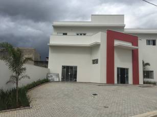 COMERCIAL JD. ORQUÍDEAS – SALÃO COMERCIAL 3. LOCALIDADE DO IMÓVEL: Rua Rosalina da Conceição Oliveira, 03 – Jardim Jatobá – Bairro do Éden - SOROCABA/SP - CEP: 18103-430 ÁREA: Útil total 50,53m² PRÉDIO COMERCIAL: Localizado na esquina da Rua Renato Gatti (altura do numero 240) e Rua Rosalina da Conceição Oliveira do loteamento Jardim das Orquídeas no bairro do Éden (Jardim Jatobá), cidade de Sorocaba/SP. Salão com área coberta de 39,96m², banheiro privativo e área de luz nos fundos privativa com 10,57m². Entrada independente de energia elétrica e água. Estacionamento frontal. VALOR DO ALUGUEL: R$ 1.000,00 IPTU ANUAL (2023): R$ 483,07 Condomínio: Isento Para agendar uma visita entre em contato por e-mail ou no número: Telefone: (15) 3321-0790 WhatsApp: (15)99613-3634 Email: adm@gmfltda.com.br. Mais info: www.gmfltda.com.br.
