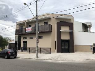 VILLA AMATO - SALA 02. LOCALIDADE DO IMÓVEL: Rua Cezário Pereira, n° 23 - QD –“T”- LT 75 – Villa Amato – Bairro Aparecidinha - SOROCABA/SP - CEP: 18087-235. ÁREA: Útil total 19,45m². PRÉDIO COMERCIAL: Localização em área nobre do bairro VILLA AMATO – Aparecidinha, na cidade de Sorocaba. Sala com 14,35m² e sacada com tanque de 5,10m². Entrada independente de energia elétrica e água, localizada na parte superior do salão comercial. Possuí banheiros privativo. Tubulação embutida para instalação de telefone, rede de informática e sistema de segurança (alarme/câmera). VALOR DO ALUGUEL: R$ 600,00 IPTU ANUAL (2020): R$ 226,14 Para agendar uma visita entre em contato por e-mail ou no número: Telefone: (15) 3321-0790 WhatsApp: (15)99613-3634 Email: adm@gmfltda.com.br. Mais info: www.gmfltda.com.br.
