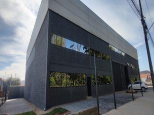 GALP&Atilde;O INDUSTRIAL NO &Eacute;DEN

&nbsp;

LOCALIZA&Ccedil;&Atilde;O: Rua Professor Aquiles Saracura - Jardim Azal&eacute;as - &Eacute;den

&nbsp;

&Aacute;REA:&nbsp;Terreno: 1.104,50 m&sup2;;

&Aacute;REA Constru&iacute;da: 845,15&nbsp;m&sup2;; &nbsp;

&nbsp;

GALP&Atilde;O: Com &aacute;rea industrial de aproximadamente 550m2 e P&eacute; direito com&nbsp;9 metros.

Piso Inferior:&nbsp;Com &aacute;rea de 125m2; recep&ccedil;&atilde;o com 61,79m2, banheiro com acesso para cadeirantes, lavabo e vesti&aacute;rio feminino e masculino.

&Aacute;gua e esgoto fornecimento e manuten&ccedil;&atilde;o pelo SAAE. &nbsp;

ESCRIT&Oacute;RIOS: Piso Superior 1:&nbsp;Escrit&oacute;rio de 125m&sup2; com 2 banheiros; Piso Superior 2: Escrit&oacute;rio com 45m2;

&nbsp;

VALOR DE LOCA&Ccedil;&Atilde;O:&nbsp;R$ 20.000,00

VALOR DO IPTU MENSAL (2025):

&nbsp;

VALOR DO SEGURO MENSAL (ESTIMADO):&nbsp;&nbsp;&nbsp;&nbsp; 

(Dependendo da atividade exercida pela empresa, este valor poder&aacute; sofrer altera&ccedil;&atilde;o).

&nbsp;

Pot&ecirc;ncia el&eacute;trica: 75KVA

&nbsp;

Para agendar uma visita entre em contato por e-mail ou no n&uacute;mero

Fones: (15) 3321-0791 ou (15) 9 9782-0799

Email: adm@gmfltda.com.br

Mais info: www.gmfltda.com.br
