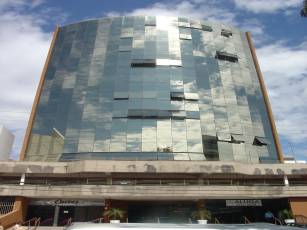 EDIFÍCIO MANHATTAN – SALA 65. LOCALIDADE DO IMÓVEL: Avenida Antônio Carlos Cômitre, 650 – SOROCABA/SP - CEP: 18047-620. Piso da sala elevado em placas removíveis, ideal para instalações de informática e consultório odontológico. Edifício com alarme e sistema de segurança com câmeras e monitoramento externo. Elevadores Atlas. Sala de 49,77m² com possibilidade de montagem de divisórias para uma pequena recepção e duas salas. Possui 1 vaga de garagem, dois banheiros, pequena copa e ponto de água e esgoto sob o piso para instalações de equipamentos de consultório odontológico. Atualmente com Divisória "Dry Wall", dividindo-a em uma sala/recepção, sala principal e copa. IPTU ANUAL DA SALA (2020): R$360,98 IPTU GARAGEM (2020): R$172,90 CONDOMÍNIO (2020): R$479,43 / mês.
