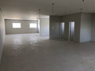 WANEL VILLE - SALA DUPLA. LOCALIDADE DO IMÓVEL: Av. Elias Maluf, 2176 – Wanel Ville 2 – SOROCABA/SP - CEP: 18055-215 ÁREA: Útil: 144,66 m². PRÉDIO COMERCIAL: Localização em área nobre do bairro Wanel Ville na cidade de Sorocaba, com acesso pela Av. Elias Maluf, 2176. Sala com entrada independente de energia elétrica e água localizada na parte superior do salão comercial. Sala com possibilidade de separação em salas menores pela montagem de divisórias em dry-wall. Possuí quatro banheiros privativos. Tubulação embutida para instalação de PABX, rede de informática e sistema de segurança (alarme/câmera). VALOR DO ALUGUEL: R$ 1.700,00 IPTU ANUAL (2020): R$ 1.000,00 Para agendar uma visita entre em contato por e-mail ou no número: Telefone: (15) 3321-0790 WhatsApp: (15)99613-3634 Email: adm@gmfltda.com.br. Mais info: www.gmfltda.com.br.
