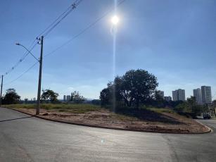 EMPREENDIMENTO: DESMEMBRAMENTO BELLAGIO. 
LOCALIDADE DO IMÓVEL: Rua Ademar Figueiredo (rua inicia na Rua Amalia Ayala Peres, 42 - Sorocaba/SP – CEP: 18048-130). O empreendimento Desmembramento “BELLAGIO” está localizado no “Altos do Campolim”, próximo ao Shopping IGUATEMI ESPLANADA – Sorocaba/SP, com acesso pela Rua Augusto Lippel ou Rua Antonio Perez Hernandez. O lote 1 ou Area 1 da “AR I”, assim se descreve: Tem início no canto direito de quem olha da Rua Amália Ayala Perez, junto ao ponto 1, distante 130,35 metros da Rua Augusto Lippel, daí segue em reta 40,23 metros, com azimute 177º33’39”, confrontando com a referida rua; deflete em curva à direita 18,54 metros, com raio de 9,00 metros, confrontando com a confluência da Rua Amália Ayala Perez e Rua Sem Denominação 1; daí deflete em reta, 124,51 metros, com azimute de 295º16’07”, confrontando com a Rua Sem Denominação 1; daí deflete à direita e segue em reta 49,07 metros e confronta com a Área 2; daí deflete à direita e segue em reta 112,72 metros, com azimute de 115º37’31”, confrontando com a propriedade de Dario Cesar Barros Haddad; atingindo o ponto 1, de origem desta descrição. Perfazendo a área de 6.000,00 metros quadrados.
O empreendimento Desmembramento “BELLAGIO” encontra-se próximo do Shopping Iguatemi Esplanada, atrás do Supermercado Tauste, Tok & Stok, Mercadão da Cidade, na região que mais cresce em Sorocaba. Lotes para Edifício Residencial com área de: 6.000,00m² e toda infraestrutura como: Drenagem, guias e sarjetas, pavimentação asfáltica, rede domiciliar de água, rede domiciliar de esgoto, rede de energia elétrica e iluminação pública. 

Condições comerciais especiais. Vendas direto com empreendedor. Venha conferir!

Valor à vista: R$ 11.400.000,00

IPTU ANUAL (2024): R$ 2.036,52

Para agendar uma visita ou maiores informações entre em contato: Telefone: (15) 3321-0791 Celular: + 55 (15)  99782-0799 

Email:       adm@gmfltda.com.br  Mais info: https://gmfltda.com.br/  https://metalland.com.br/empreendimento/27
 

 
