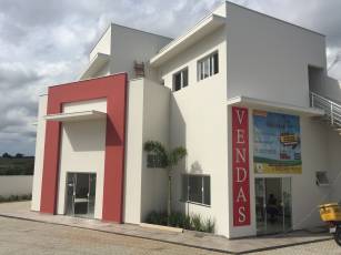 COMERCIAL JD. ORQUIDEAS – SALÃO COMERCIAL 1.

LOCALIDADE DO IMÓVEL Rua Rosalina da Conceição Oliveira, 03 – Jardim Jatobá – Bairro do Eden - SOROCABA/SP - CEP: 18103-430

ÁREA: Útil total 23,52m²

PRÉDIO COMERCIAL: Localizado na esquina da Rua Renato Gatti (altura do numero 240) e Rua Rosalina da Conceição Oliveira, 02 do loteamento Jardim das Orquídeas na cidade de Sorocaba/SP.
Salão com entrada independente de energia elétrica e água, com área privativa de 23,52 m², banheiro privativo e estacionamento frontal. 

VALOR DO ALUGUEL: R$    800,00 
IPTU ANUAL (2020): R$      522,11  
Condomínio: Isento 

Para agendar uma visita entre em contato por e-mail ou no número: 
Telefone: (15) 3321-0790 
WhatsApp: (15)99613-3634
Email: adm@gmfltda.com.br. 
Mais info: www.gmfltda.com.br.
