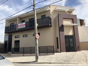 VILLA AMATO - SALA 01. LOCALIDADE DO IMÓVEL: Rua Cezário Pereira, n° 23 - QD –“T”- LT 75 – Villa Amato – Bairro Aparecidinha - SOROCABA/SP - CEP: 18087-235. ÁREA: Útil total 18,26m². PRÉDIO COMERCIAL: Localização em área nobre do bairro VILLA AMATO – Aparecidinha, na cidade de Sorocaba. Sala com 15,14m² e sacada com tanque de 3,12m². Entrada independente de energia elétrica e água, localizada na parte superior do salão comercial. Possuí banheiros privativo. Tubulação embutida para instalação de telefone, rede de informática e sistema de segurança (alarme/câmera). VALOR DO ALUGUEL: R$ 600,00 IPTU ANUAL (2020): R$ 179,81 Para agendar uma visita entre em contato por e-mail ou no número: Telefone: (15) 3321-0790 WhatsApp: (15)99613-3634 Email: adm@gmfltda.com.br. Mais info: www.gmfltda.com.br.
