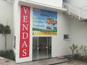 COMERCIAL JD. ORQUIDEAS – SALÃO COMERCIAL 1.

LOCALIDADE DO IMÓVEL Rua Rosalina da Conceição Oliveira, 03 – Jardim Jatobá – Bairro do Eden - SOROCABA/SP - CEP: 18103-430

ÁREA: Útil total 23,52m²

PRÉDIO COMERCIAL: Localizado na esquina da Rua Renato Gatti (altura do numero 240) e Rua Rosalina da Conceição Oliveira, 02 do loteamento Jardim das Orquídeas na cidade de Sorocaba/SP.

Salão com entrada independente de energia elétrica e água, com área privativa de 23,52 m², banheiro privativo e estacionamento frontal.

VALOR DO ALUGUEL: R$    850,00 

IPTU ANUAL (2023): R$      580,00  

Condomínio: Isento

Para agendar uma visita entre em contato por e-mail ou no número:

Telefone: (15) 3321-0790

WhatsApp: (15)99613-3634

Email: adm@gmfltda.com.br.

Mais info: www.gmfltda.com.br.
