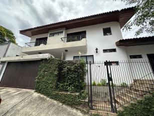 CASA ELTONVILLE.

CASA COMERCIAL: Rua Capitão Jugurtha Neves, 127 – Vila Trujillo - Sorocaba/SP - CEP: 18060-540.

ÁREA TERRENO: 343,80 m².

ÁREA CONSTRUIDA: 367,41 m².

PISO Térreo: 159,40 m².

Piso térreo composto de 2 salas, sendo 1 sala de estar e 1 sala de TV, hall de entrada, 2 salas, 1 cozinha, 1 copa, 1 despensa, 1 lavabo, 1 área de serviços, 1 área de luz, churrasqueira e 2 vagas de garagem coberta.

PISO Superior: 97,75 m².

Piso Superior composto com 4 salas e 2 banheiros, sendo 1 sala máster com sacada e banheiro.

Anexo: composto por 1 recepção, 1 sala, 1 copa e 1 banheiro.

VALOR DO ALUGUEL:  R$   6.500,00 / mês. 

IPTU ANUAL (2023):    R$    2.026,75 - 10 parcelas de R$ 202,68/mês

Para agendar uma visita entre em contato por e-mail ou no número:

(15) 3321-0791 (15) 9 9782-0799

Email – adm@gmfltda.com.br.

Mais info: www.gmfltda.com.br.
