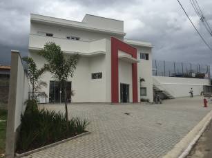 COMERCIAL JD. ORQUIDEAS – SALÃO COMERCIAL 2. LOCALIDADE DO IMÓVEL Rua Rosalina da Conceição Oliveira, 03 – Jardim Jatobá – Bairro do Eden - SOROCABA/SP - CEP: 18103-430 ÁREA: Útil total 58,96m² PRÉDIO COMERCIAL: Localizado na esquina da Rua Renato Gatti (altura do numero 240) e Rua Rosalina da Conceição Oliveira, 02 do loteamento Jardim das Orquídeas na cidade de Sorocaba/SP. Salão com entrada independente de energia elétrica e água, área de 58,96m², 2 banheiros privativos e estacionamento frontal. VALOR DO ALUGUEL: R$ 1.200,00 IPTU ANUAL (2023): R$ 712,75 Condomínio: Isento Para agendar uma visita entre em contato por e-mail ou no número: Telefone: (15) 3321-0790 WhatsApp: (15)99613-3634 Email: adm@gmfltda.com.br. Mais info: www.gmfltda.com.br.
