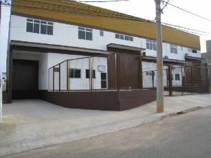 GALPÃO INDUSTRIAL – A3-B.

LOCALIDADE DO IMÓVEL: Rua Henrique Manassés 152 - Bairro do Eden - SOROCABA/SP - CEP: 18086-610.

ÁREA: Construída: 1.100,00 m²; Terreno: 1.420,00 m².

GALPÃO: - Com área industrial de aproximadamente 780,00 m²; - Pé direito : 8 metros; - Ampliação possível nos fundos; - Possui Doca de 20,00 m², olhando de frente à esquerda. ESCRITÓRIOS: Piso Superior: Escritório com 92 m² na frente e um banheiro e 75 m² adicionais na edícula no fundo com banheiro. Piso Inferior: Escritório com 41 m² na frente contendo recepção, banheiro com acesso para cadeirante, banheiro e pequena copa. Na edícula do fundo com 74 m² vestiário feminino, masculino, cozinha, área coberta e pequeno depósito. - Esgoto direcionado para fossa; - Água potável encanada fornecida pelo poder público.

VALOR DO IPTU (2020): R$ R$ 10.134,30 em 10 parcelas de R$ 1.013,42

VALOR DO SEGURO MENSAL (ESTIMADO): R$ 400,00 (Dependendo da atividade exercida pela empresa, este valor poderá sofrer alteração). Potência elétrica: 75KVA

Para agendar uma visita entre em contato por e-mail ou no número: Telefone: (15) 3321-0790 WhatsApp: (15)99613-3634 e (15) 99782-0799

Email: adm@gmfltda.com.br.

Mais info: www.gmfltda.com.br.
