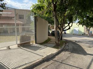 REF: EV 619

CASA ELTONVILLE.

CASA COMERCIAL: Rua Comendador Abílio Soares, 526 – Jardim Eltonville - SOROCABA/SP - CEP: 18045-690. Esquina com a Rua Deputado Ranieri Mazilli, 619

ÁREA TERRENO: 600,12 m².

PISO SUPERIOR: 138,14 m².

PISO Térreo: 228,52 m².

EDÍCULA:  25,23 m². 

Piso térreo com 228,52m² composto de 2 (duas) salas, sendo 1 sala de estar grande, com acesso para a área dos fundos, hall na entrada, 2 salas sendo 1 com banheiro, 1 cozinha, 1 copa, 1 despensa, 1 lavabo, 1 área de serviços, garagem coberta para 3 veículos, varanda.

Piso Superior com 138,14 m ², composta por 4 salas com banheiros, sendo 1 sala máster e 1 sala com sacada e 3 salas com closet, 1 recepção.

Edícula com churrasqueira coberta, tem 1 quarto de despejo, 1 banheiro.

VALOR DO ALUGUEL:  R$   6.500,00 / mês. 

IPTU ANUAL (2021):    R$    3.099,89 (10 x R$ 309,99)

Para agendar uma visita entre em contato por e-mail ou no número:

(15) 3321-0791 (15) 9 9782-0799

Email – adm@gmfltda.com.br.

Mais info: www.gmfltda.com.br.

 

 

 

 

 
