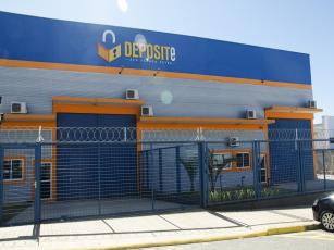 DEPOSITE SELF STORAGE - SALA 03

LOCALIDADE DO IMÓVEL: Rua Henrique Manassés, 105 – Bairro do Eden – SOROCABA/SP – CEP: 18086-610.

Sala localizada no complexo do Self Storage – DEPOSITe Locação de Espaços SELF STORAGE LTDA, no primeiro andar, próximo ao loteamento IBITI do Paço e Ibiti Royal, em travessa da Avenida Victor Andrews, bairro do Eden.

Complexo DEPOSITe possui cerca de segurança periférica, câmeras, alarmes geral do complexo individualizado para cada sala e controle de acesso com monitoramento externo 24 horas.

Sala de 13 m2, com banheiro coletivo (atende mais 2 salas), ar-condicionado quente e frio instalado. Fiação para telefonia, tubulação embutida para rede de informática.

No valor da locação encontra-se incluso a energia elétrica, água, IPTU e acesso à internet por wi-fi ou cabo.

Não é cobrada taxa de condomínio. GARAGEM: 1 vaga de garagem não coberta, não demarcada, fechada por portão.

VALOR DO ALUGUEL: R$ 1.350,00 mês.

Para agendar uma visita entre em contato por e-mail ou no número:

(15) 3234-0769 – (15) 99608-9796

adm@deposite.com.br. Mais info: www.deposite.com.br
