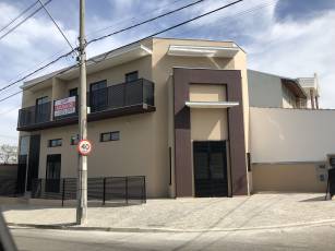 COMERCIAL VILLA AMATO – SALÃO COMERCIAL 2. LOCALIDADE DO IMÓVEL: Rua Cezário Pereira, n° 23 - QD –“T”- LT 75 – Villa Amato – Bairro Aparecidinha - SOROCABA/SP - CEP: 18087-235. ÁREA: Útil total 37,70m². SALÃO COMERCIAL: Localizado na esquina da Rua Cezário Pereira e Rua Ramon Lopes Torrecilia do loteamento Villa Amato – Aparecidinha, na cidade de Sorocaba/SP. Salão com entrada independente de energia elétrica e água, área de 37,70m², 1 banheiro privativo e estacionamento frontal. VALOR DO ALUGUEL: R$ 900,00 IPTU ANUAL (2020): R$ 374,95 Para agendar uma visita entre em contato por e-mail ou no número: Telefone: (15) 3321-0790 WhatsApp: (15)99613-3634 Email: adm@gmfltda.com.br. Mais info: www.gmfltda.com.br.
