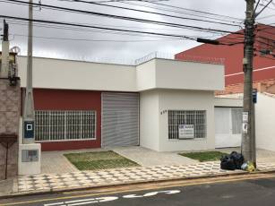 CASA NEWTON PRADO. LOCALIDADE DO IMÓVEL: Rua Newton Prado, 256 – Vila Hortência - SOROCABA/SP - CEP: 18020-210. ÁREA: Útil total 240,95m². CASA COMERCIAL: Localizado na Rua Newton Prado, 256 na Vila Hortência, em frente ao Ginásio Municipal de Esportes da Cidade, na cidade de Sorocaba/SP. Casa em 2 níveis, térreo e sub-solo com iluminação natural sendo a área superior de 182,11m² (incluindo garagem de 21,00m²) e piso inferior com 58,84m². Piso térreo com 161,11m² composto de 6 (seis) salas de diversas dimensões sendo que 2 (duas) delas tem a possibilidade de dividir em salas menores através do uso de drywall. São 3 banheiros sendo 1 deles para deficiente físico. Garagem coberta para um veiculo e rampa de acesso de veículos para os fundos, assim como estacionamento frontal. Piso inferior com 58,84m² com 3 salas, cozinha e banheiro. VALOR DO ALUGUEL: R$ 4.200,00 / mês. IPTU ANUAL (2020): R$ 2.228,53 Para agendar uma visita entre em contato por e-mail ou no número (15) 3321-0790 – adm@gmfltda.com.br. Mais info: www.gmfltda.com.br.
