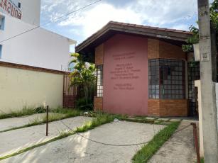 REF: JE 140

CASA COMERCIAL JD EMÍLIA.

CASA COMERCIAL: Rua Joel Ribeiro, 140 – Jardim Emília - SOROCABA/SP - CEP: 18030-195 – Próximo ao Jardim Faculdade.

Excelente negócio de Casa Comercial

ÁREA TOTAL: 300 m².

ÁREA CONSTRUÍDA: 319,04

Piso térreo: 1 recepção com sala de espera; 2 banheiros sociais; 6 salas de atendimento, sendo 1 sala com uma cabine; 1 área de luz; Escada com acesso para o piso inferior.

Vaga para 3 veículos.

Piso Inferior: 1 salão para treinamento e palestras; 2 salas de atendimento; 1 secretaria; 1 copa; 1 despensa; 1 banheiro social; 1 hall de frente com as salas de atendimento; 1 área de luz.

 

TODAS AS SALAS TÊM PONTO DE ÁGUA E ESGOTO, TEM ALARME PERIMETRAL MONITORÁVEL INSTALADO.

Próximo ao SESC, acesso fácil para Av. Washington Luiz e Dom Aguirre.

IPTU ANUAL (2021):    R$    3.313,17 (10 parcelas de R$ 348,75 / mês). 

Para agendar uma visita entre em contato por e-mail ou no número:

(15) 3321-0791 (15) 9 9782-0799

Email – adm@gmfltda.com.br.

Mais info: www.gmfltda.com.br.
