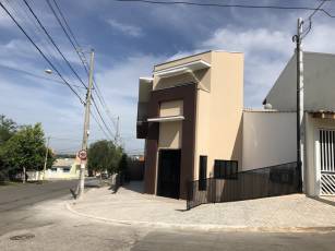 VILLA AMATO - SALA 03. LOCALIDADE DO IMÓVEL: Rua Cezário Pereira, n° 23 - QD –“T”- LT 75 – Villa Amato – Bairro Aparecidinha - SOROCABA/SP - CEP: 18087-235. ÁREA: Útil total 20,56m². PRÉDIO COMERCIAL: Localização em área nobre do bairro VILLA AMATO – Aparecidinha, na cidade de Sorocaba. Sala com 17,86m² e sacada com tanque de 2,70m². Entrada independente de energia elétrica e água, localizada na parte superior do salão comercial. Possuí banheiros privativo. Tubulação embutida para instalação de telefone, rede de informática e sistema de segurança (alarme/câmera). VALOR DO ALUGUEL: R$ 784,46 IPTU ANUAL (2022): R$ 259,67. Para agendar uma visita entre em contato por e-mail ou no número Telefone: (15) 3321-0790 WhatsApp: (15)99613-3634 Email: adm@gmfltda.com.br. Mais info: www.gmfltda.com.br.
